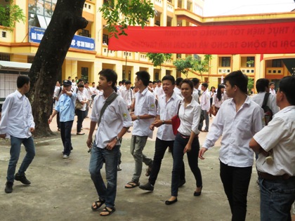 Phát huy sức mạnh của nhà trường, gia đình và xã hội trong việc giáo dục tư tưởng, đạo đức, lối sống cho HSSV